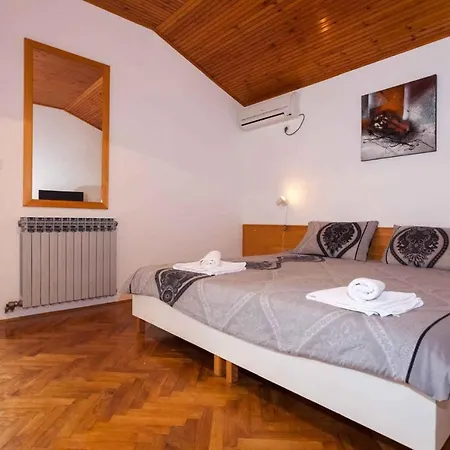 Studio In Pakostane/biograd Riviera 8056